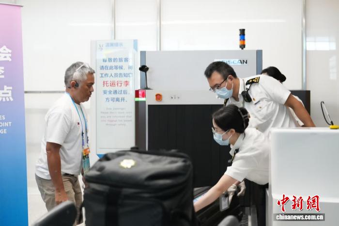 成都世运会涉赛人员集中出境：海关与机场协同