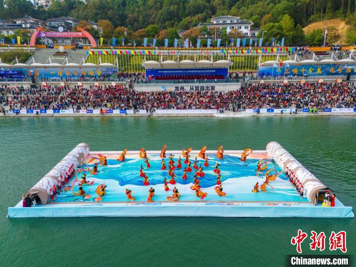 来自十三个国家和地区的龙舟选手在三峡库区竞