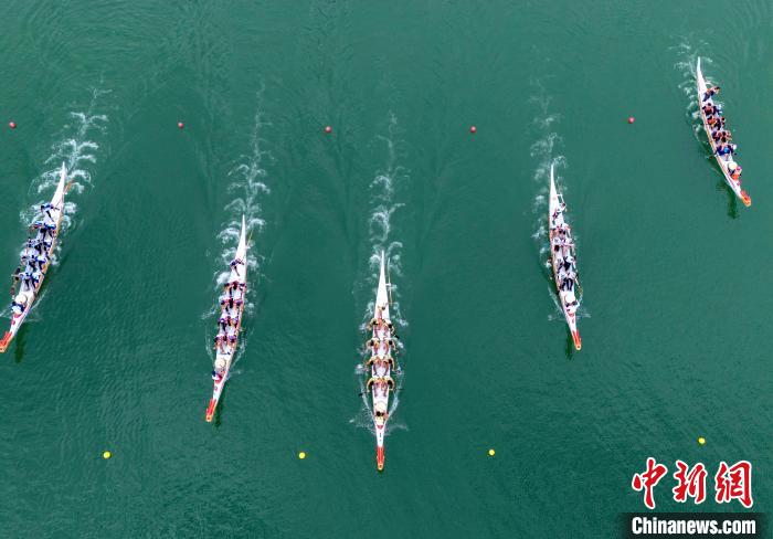 来自十三个国家和地区的龙舟选手在三峡库区竞