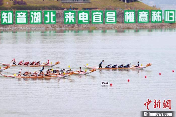 来自十三个国家和地区的龙舟选手在三峡库区竞