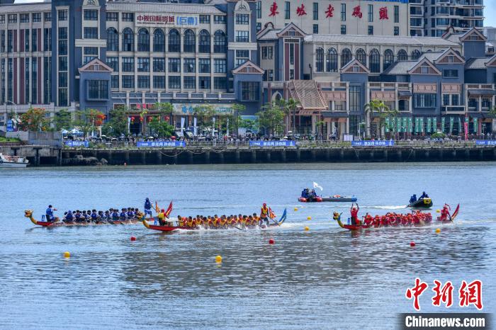 2025“海口杯”端午龙舟赛开赛 国际劲旅齐聚海甸