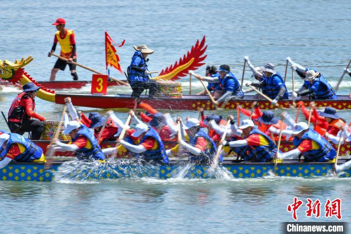 2025“海口杯”端午龙舟赛开赛 国际劲旅齐聚海甸