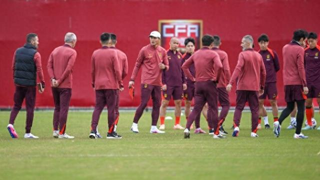 中国男足启程澳大利亚迎战强敌 年轻军团能否扛