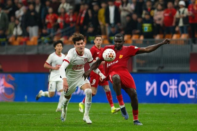 中国男足启程澳大利亚迎战强敌 年轻军团能否扛