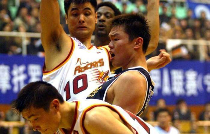 广东男篮总经理朱芳雨与战神刘玉栋直播畅聊昔