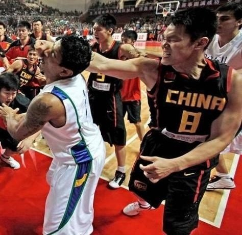 广东男篮总经理朱芳雨与战神刘玉栋直播畅聊昔