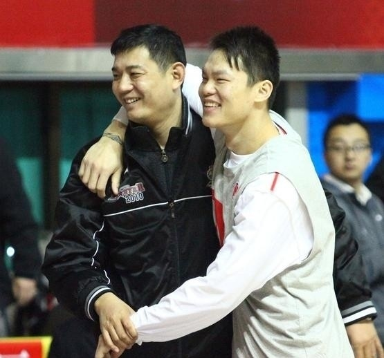 广东男篮总经理朱芳雨与战神刘玉栋直播畅聊昔