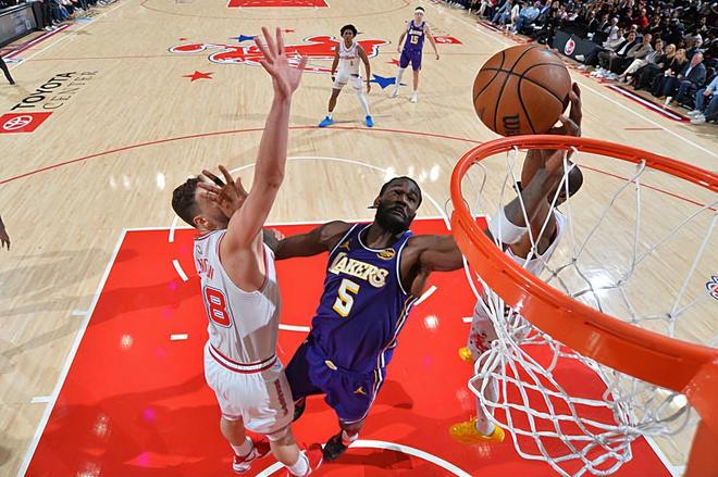 湖人7连胜艾顿攻防全能助球队登顶西部