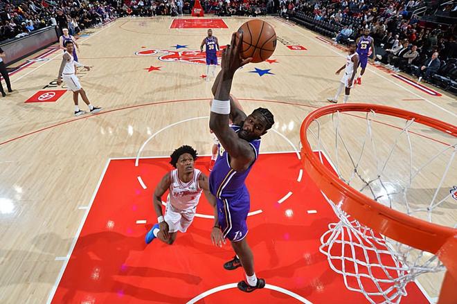 湖人7连胜艾顿攻防全能助球队登顶西部