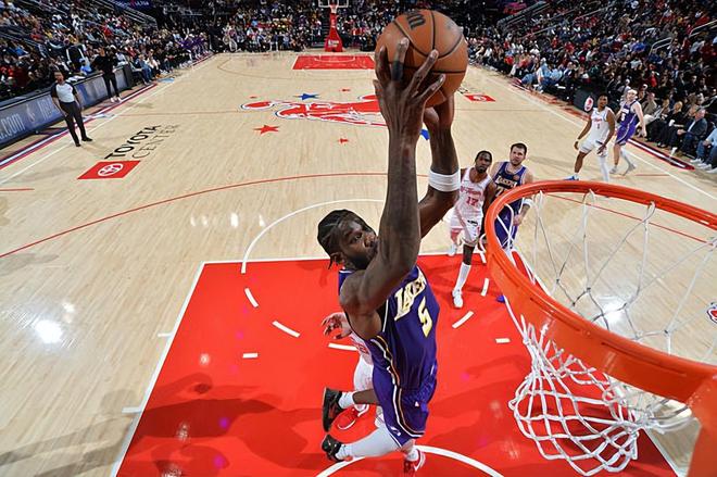 湖人7连胜艾顿攻防全能助球队登顶西部