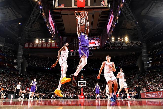 湖人7连胜艾顿攻防全能助球队登顶西部