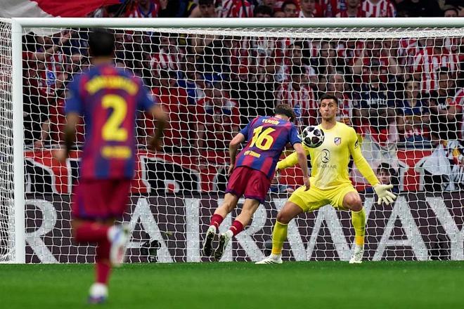 门将扑救致中场缝针，社交媒体争议升级