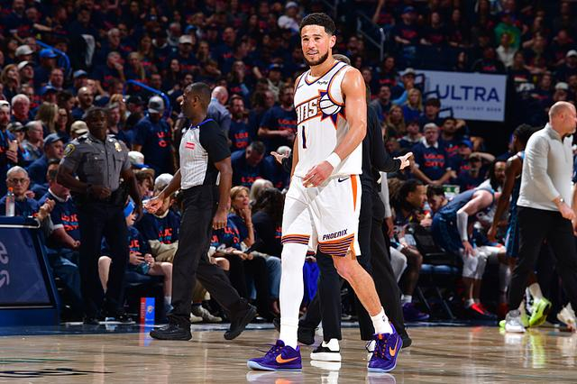 布克怒斥裁判判罚失衡 NBA或沦为WWE式争议场