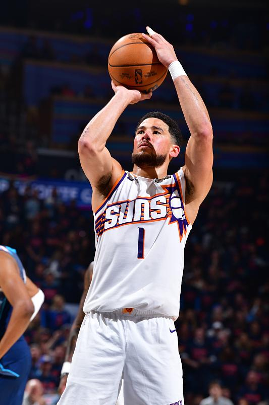 布克怒斥裁判判罚失衡 NBA或沦为WWE式争议场